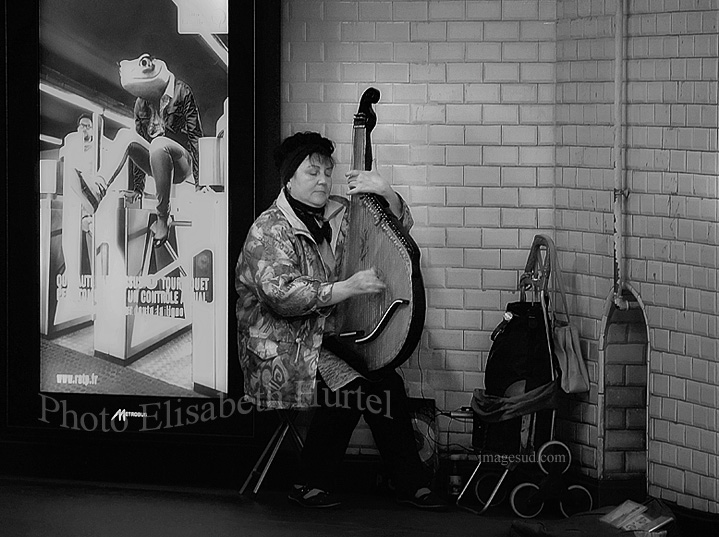 Femme musicienne de rue, scène de métro à Paris