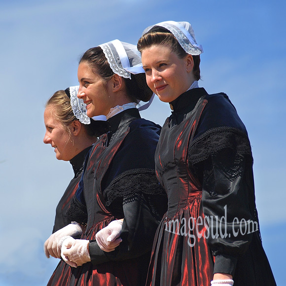 Jeunes filles en habits traditionnels de Bretagne