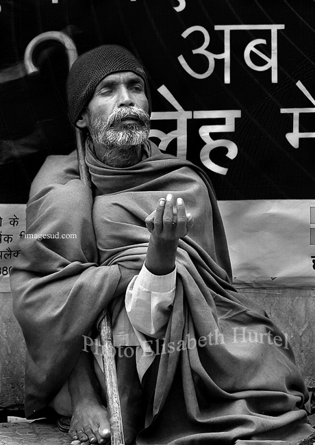 Photo noir et blanc d'un mendiant, Inde