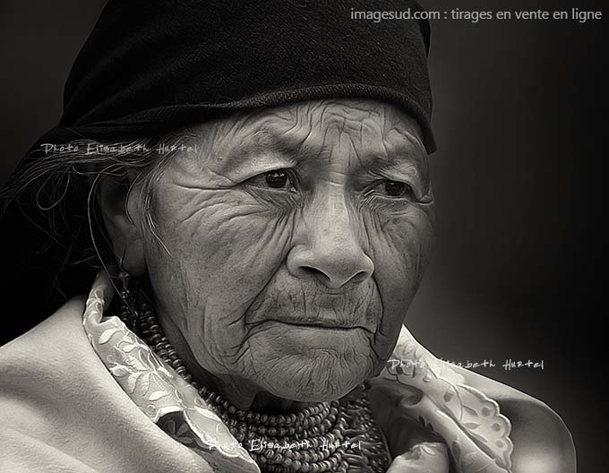 Superbe portrait noir et blanc d'une vieille femme des Andes, photo noir et blanc