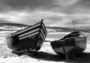 Paysage de mer : barques sur la plage, photographie en noir et blanc