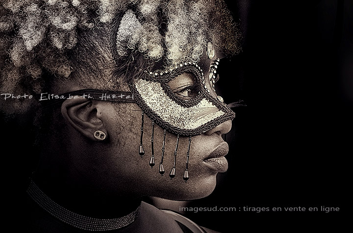 Portrait minimaliste en noir et blanc : carnaval d'Afrique