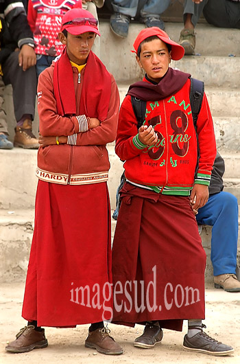 Jeunes moines novices, bouddhisme tibétain