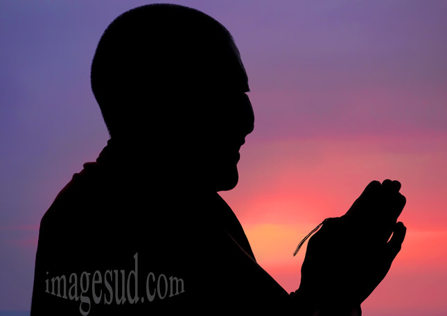 Bouddhiste en prière