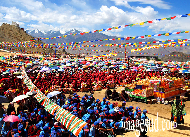 Puja, grande prière en plein air, rassemblement bouddhiste au Ladakh 