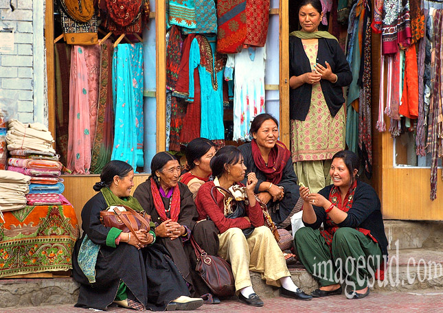 Groupe de femmes au Ladakh, scène de rue à Leh