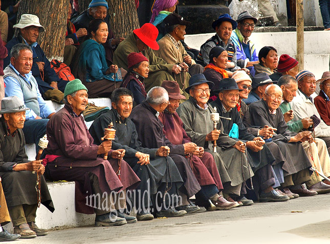 Groupe de gens du Ladakh au temple bouddhiste de Leh au Ladakh