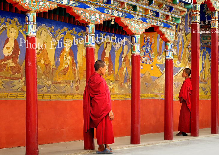 Jeunes moines dans la cour intérieure du monastère bouddhiste de Thiksey au Ladakh