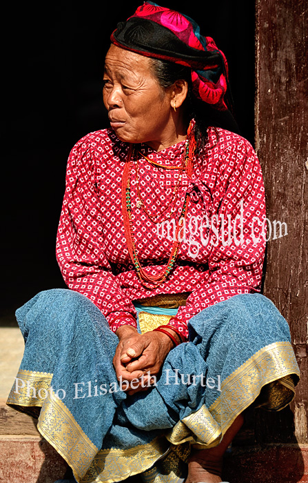 Femme sur le pas de sa porte, Nepal