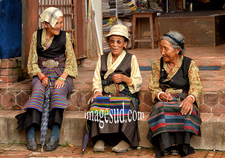 Nepal : réfugiées du tibet, quartier tibetain de Bodhnath. Tibetan refugees, Bodhnath.