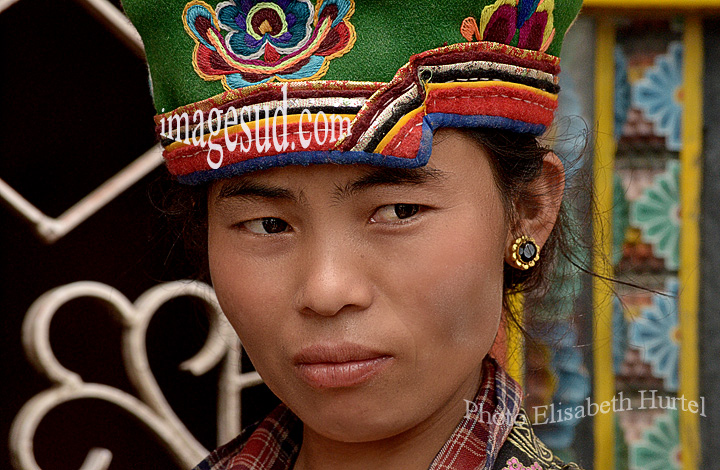 Nepal : jeune fille des montagnes, portrait. Nepal : young girl, mountain tribe, portrait.