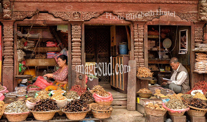 Nepal : petites épiceries de Durbar Square, Katmandou. Nepal : small shops in Durbar squate, Kathmandu.