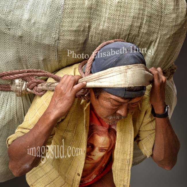 Nepal : porteur dans une rue de Katmandou. Nepal : street scene in kathmandu.