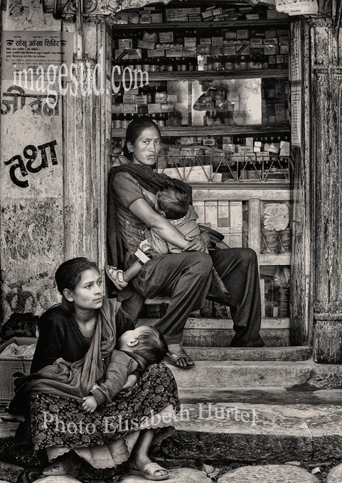 Nepal : scène de rue de village. Nepal : village street scene.