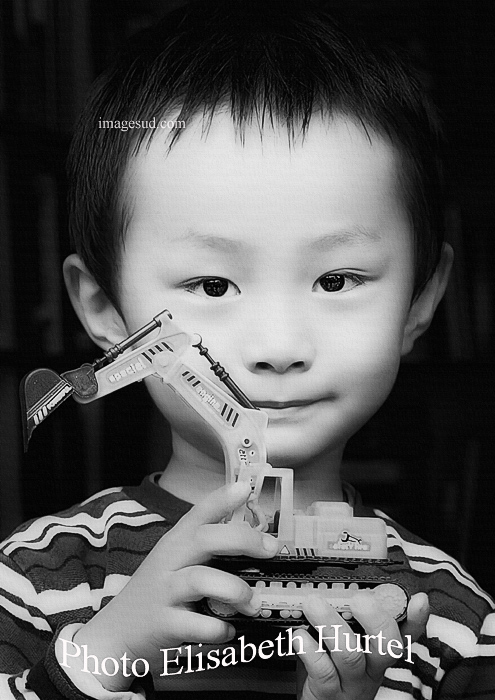 Portrait d'un petit garçon, réfugié du Tibet